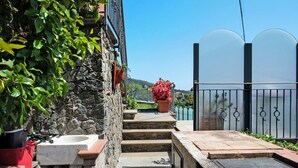A stone staircase leading to a balcony with a view of a garden and a pool. - Bed and Breakfast 'Gocce Di Cristallo' with Sea View, Wi-Fi and Air Conditioning (Varazze)