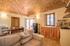 TV - Apartment "Nonno Gino" with Wi-Fi & Shared Balcony (Montegabbro)