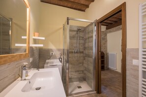 Shower, hair dryer, towels - Apartment "Nonno Gino" with Wi-Fi & Shared Balcony (Montegabbro)