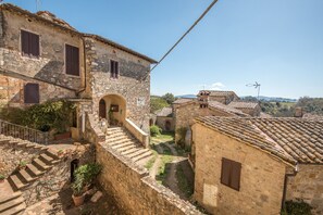 Exterior - Apartment "Nonno Gino" with Wi-Fi & Shared Balcony (Montegabbro)