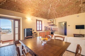 Dining - Apartment "Nonno Gino" with Wi-Fi & Shared Balcony (Montegabbro)