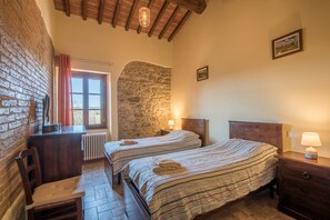 3 bedrooms, free WiFi, bed sheets - Apartment "Nonno Gino" with Wi-Fi & Shared Balcony (Montegabbro)