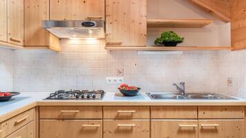 Frigorifero, microonde, piano cottura, lavastoviglie