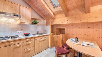 Frigorifero, microonde, piano cottura, lavastoviglie