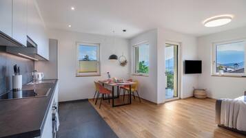Fridge, oven, stovetop, dishwasher