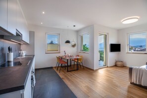 Fridge, oven, stovetop, dishwasher - Holiday Apartment 'Meine Bleibe - Terra' with Mountain View, Garden & Wi-Fi (Eppan an der Weinstraße)