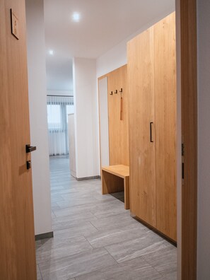 Interior - Apartment 'Zum Sonnentor - Pinus' with Mountain View, Balcony & Wi-Fi (Luttach)