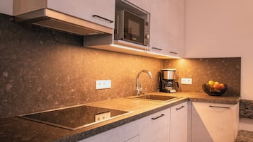 Réfrigérateur, surface de cuisson, lave-vaisselle, cafetière-théière