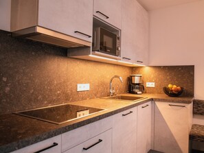 Réfrigérateur, plaque de cuisson, lave-vaisselle, cafetière/bouilloire