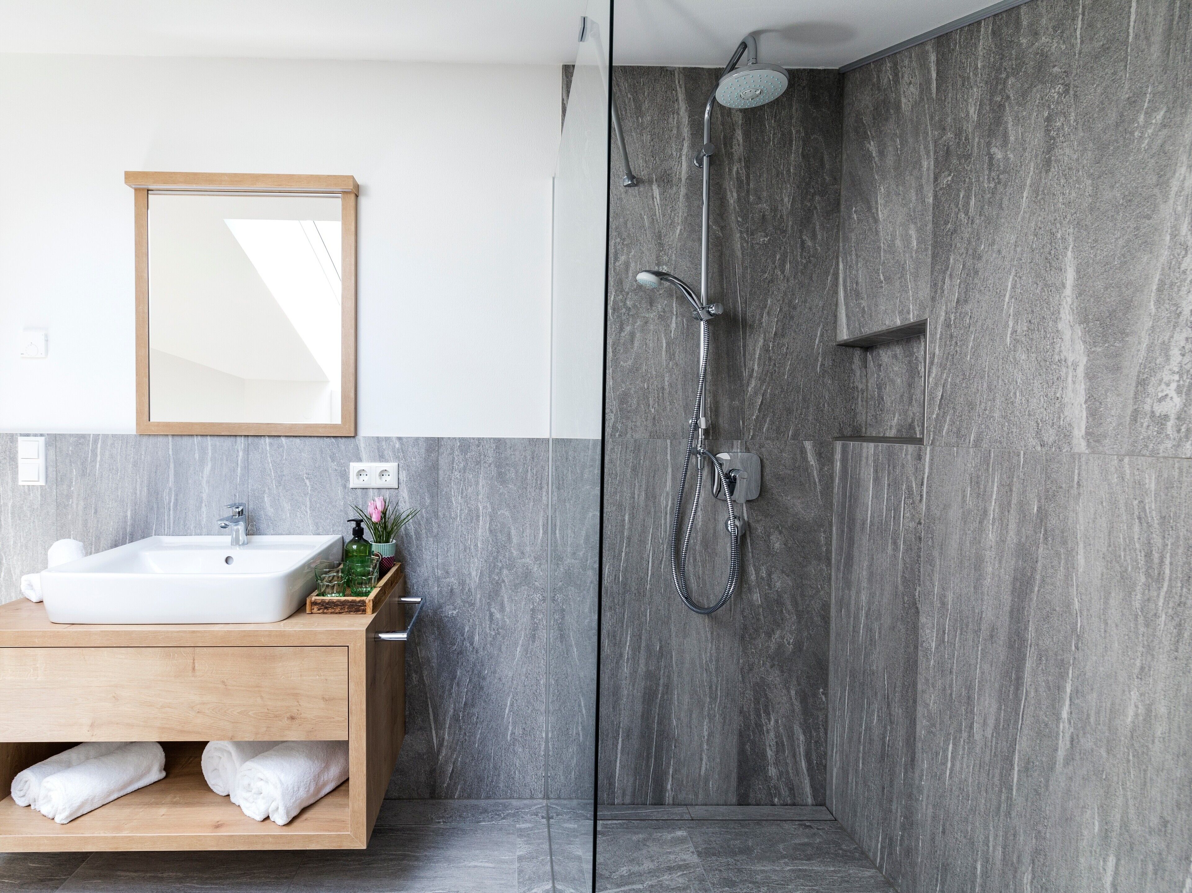 Een douche, een haardroger, handdoeken