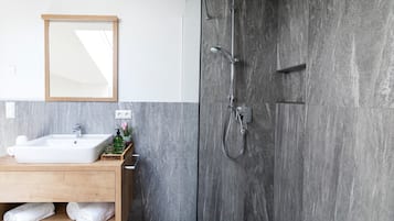 Een douche, een haardroger, handdoeken