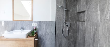 Dusche, Haartrockner, Handtücher