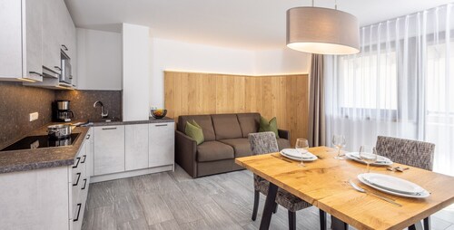 Appartement 'Zum Sonnentor - Larix' avec vue sur les montagnes, balcon et Wi-Fi