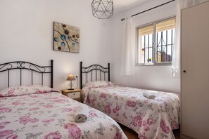 2 bedrooms, iron/ironing board, free WiFi, bed sheets