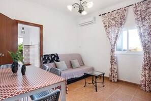 TV - Vacation Home "Villa Zajara" with Pool, Garden, Terraces & Wi-Fi (Conil)