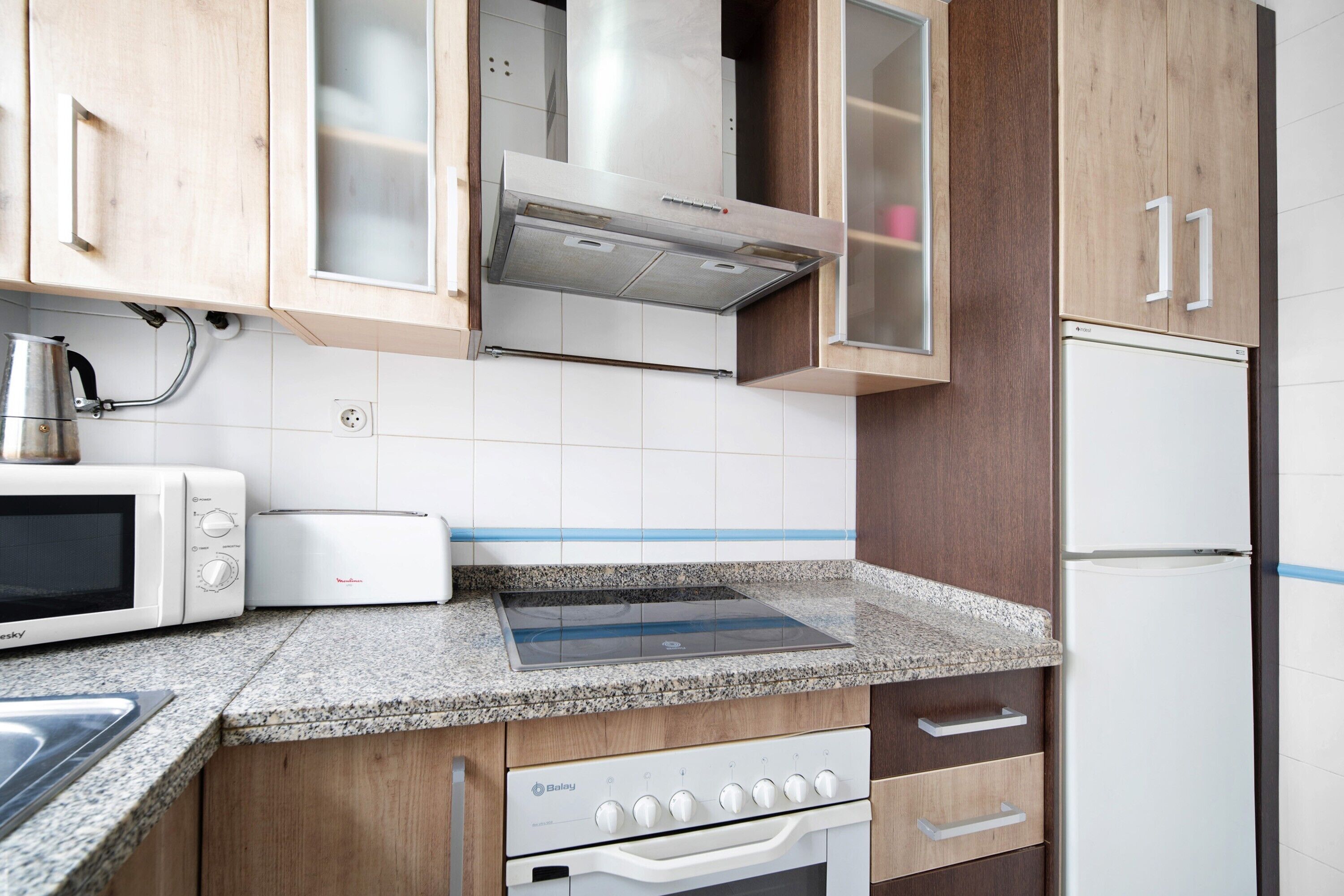 Een koelkast, een microgolfoven, een oven, een kookplaat