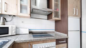 Een koelkast, een microgolfoven, een oven, een kookplaat