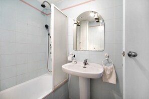 Bathtub, hair dryer, towels - Apartment in the Best Location with Wi-Fi (Jerez de la Fra.)