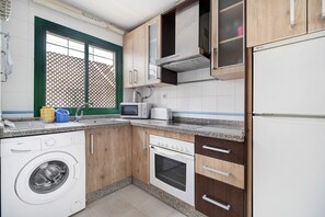 Fridge, microwave, oven, stovetop - Apartment in the Best Location with Wi-Fi (Jerez de la Fra.)