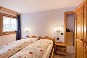 1 bedroom, free WiFi, bed sheets, wheelchair access - Holiday Apartment "Orsa Maggiore" close to Ski Lift with Wi-Fi (Livigno)