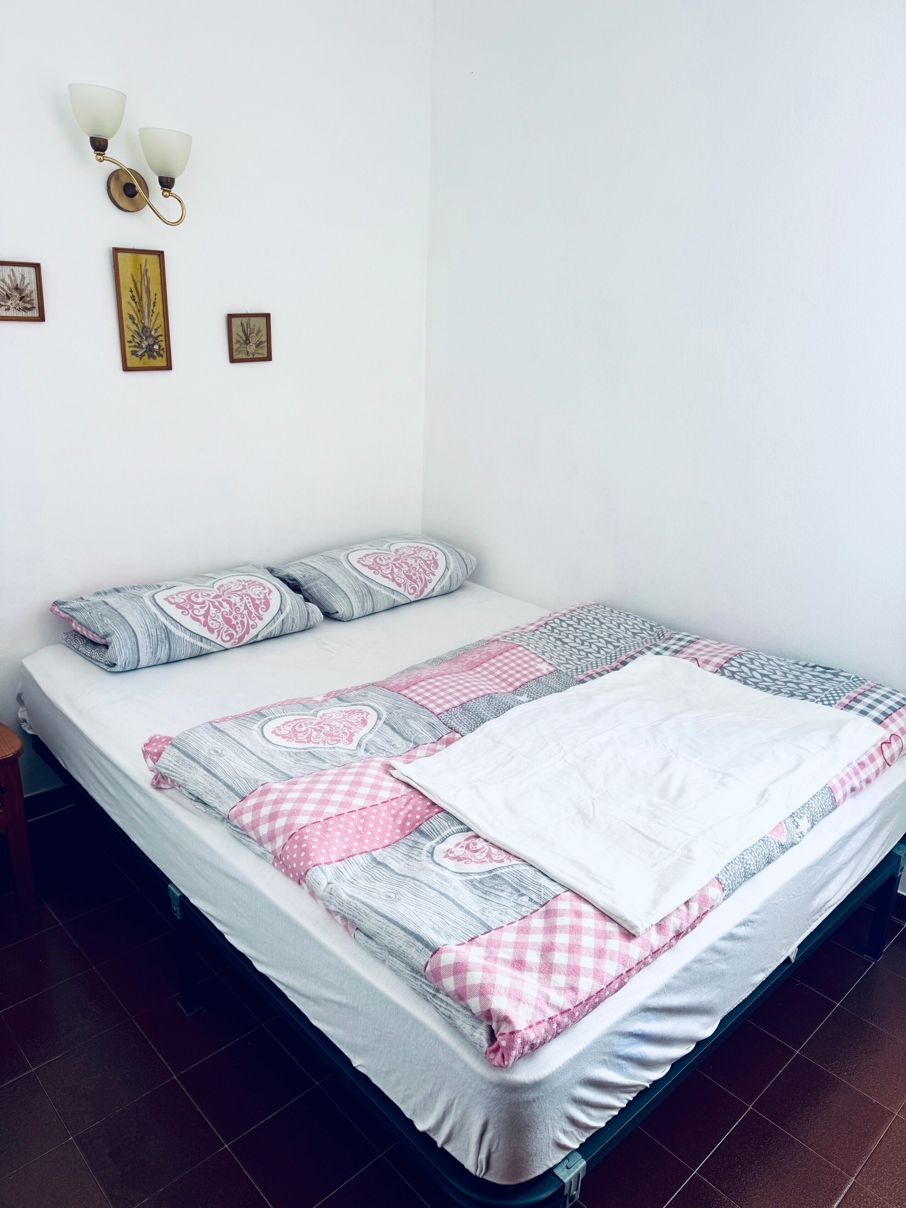 2 slaapkamers, een strijkplank/strijkijzer, gratis wifi, beddengoed