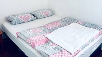 2 slaapkamers, een strijkplank/strijkijzer, gratis wifi, beddengoed