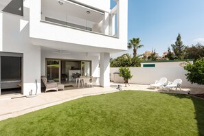 Outdoor dining - Apartment 'Baviera Hills 1A' with Garden, Shared Pool & Wi-Fi (Malaga)