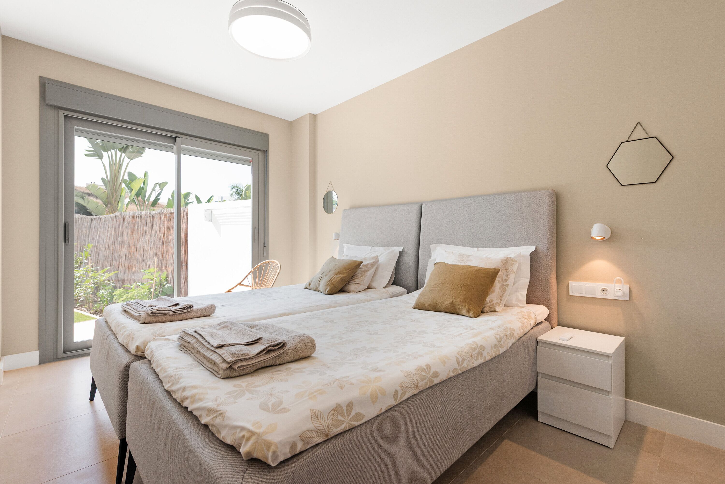 2 slaapkamers, een strijkplank/strijkijzer, gratis wifi, beddengoed