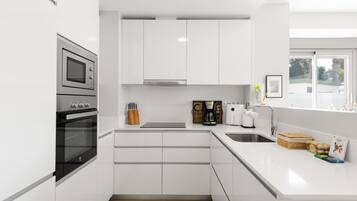 Refrigerador, microondas, horno y parrilla de estufa