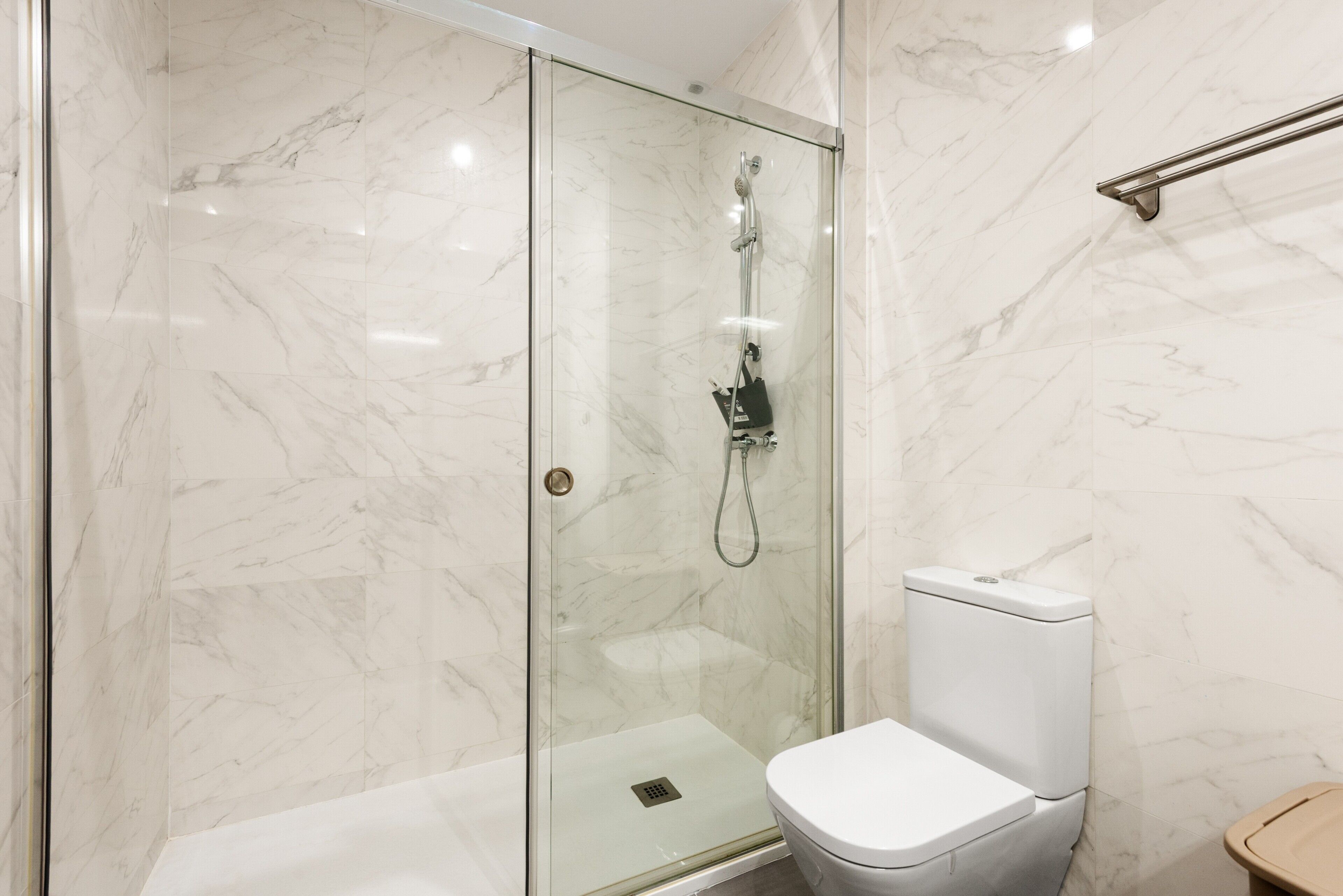 Een douche, een haardroger, handdoeken