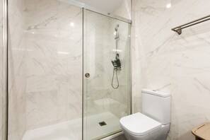 Shower, hair dryer, towels - Apartment "Baviera Hills 1A" with Garden, Shared Pool and Wi-Fi (Malaga)