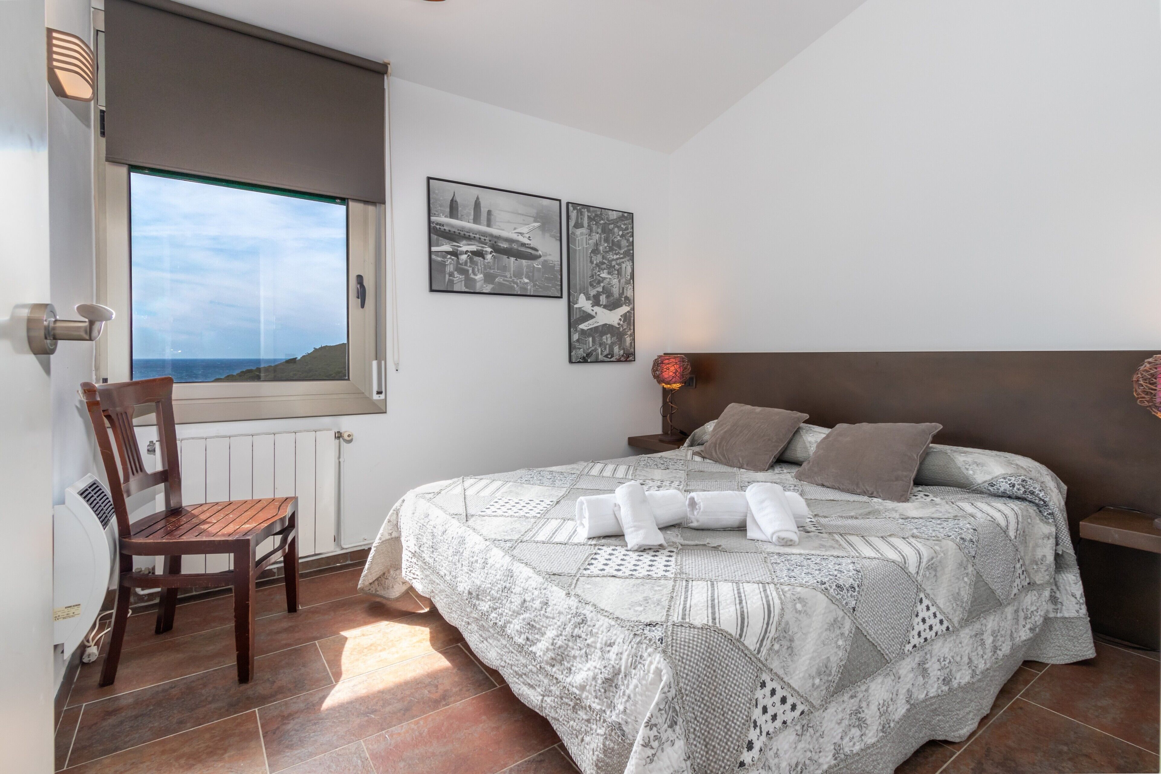 4 slaapkamers, een strijkplank/strijkijzer, gratis wifi, beddengoed