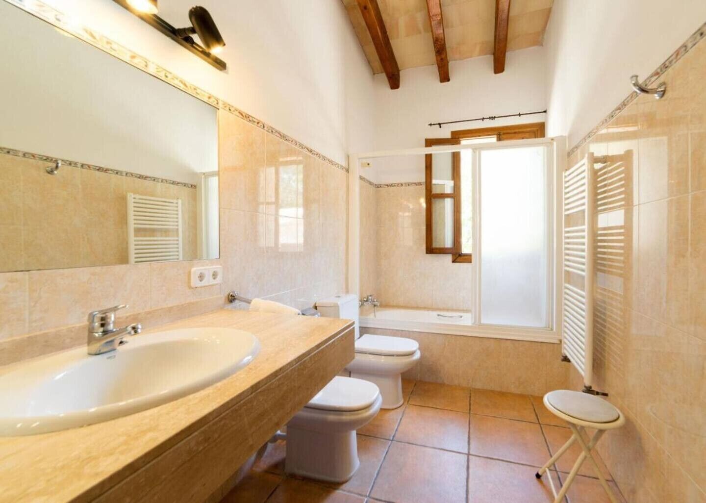 Bathtub, free toiletries, towels