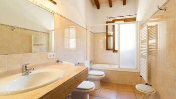 Bathtub, free toiletries, towels