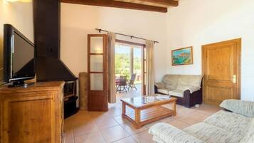 Una televisión, una mesa de tenis de mesa