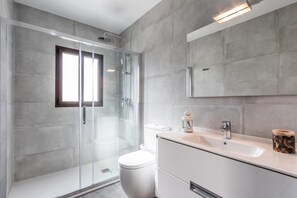 Baignoire, serviettes fournies