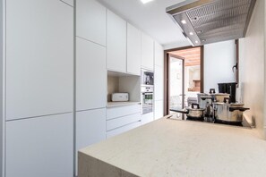 Een koelkast, een microgolfoven, een oven, een kookplaat