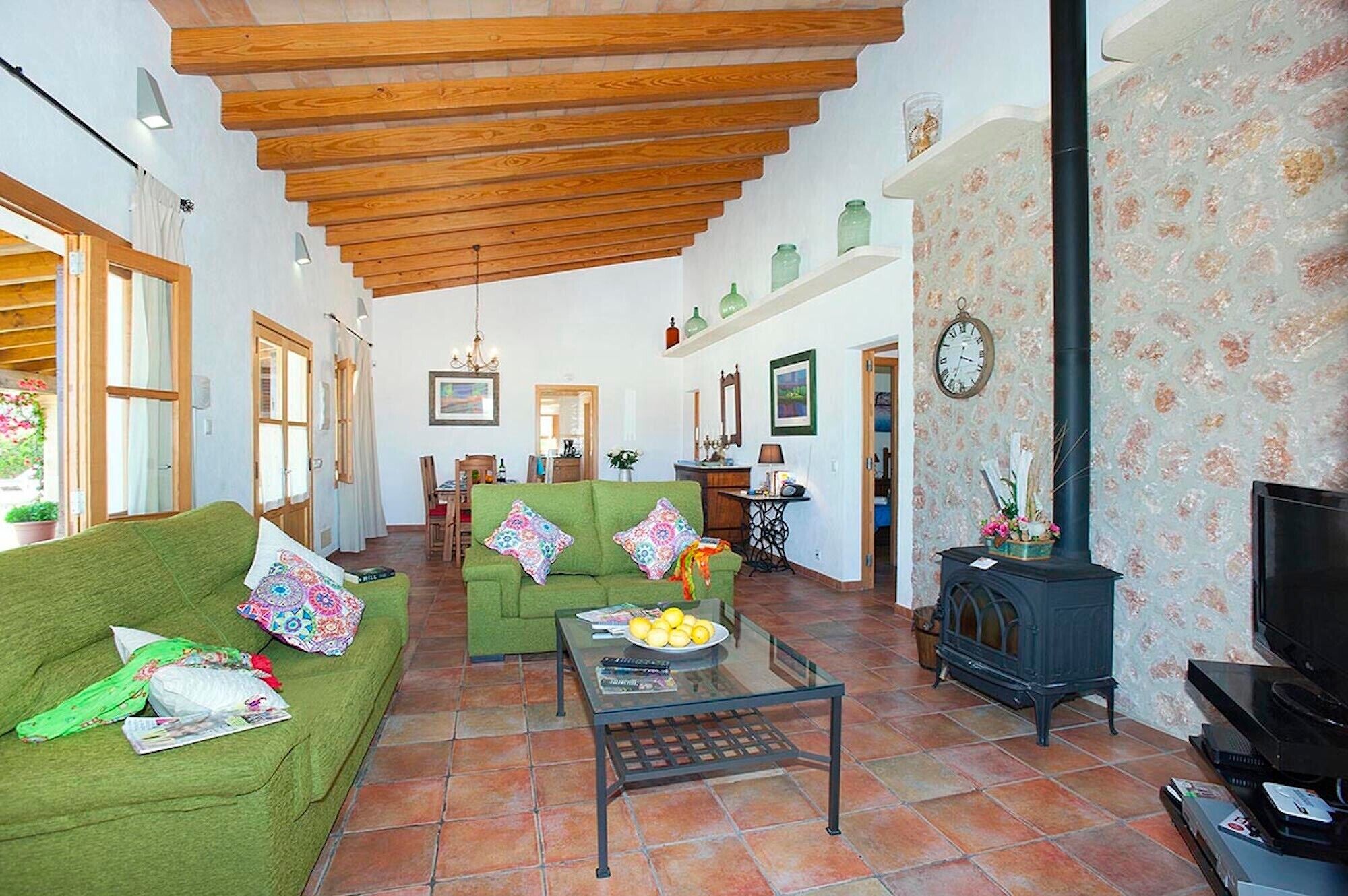 Fernseher, DVD-Player, Tischtennisplatte