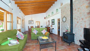 Fernseher, DVD-Player, Tischtennisplatte