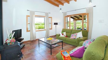 Fernseher, DVD-Player, Tischtennisplatte