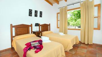 3 bedrooms, iron/ironing board, free WiFi, bed sheets