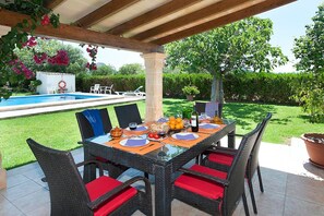 Outdoor dining - Finca Villa Burgues with Mountain View, Pool, Garden, Terrace & Wi-Fi (Alcudia)