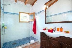 Bathtub, hair dryer, towels - Finca Villa Burgues with Mountain View, Pool, Garden, Terrace & Wi-Fi (Alcudia)