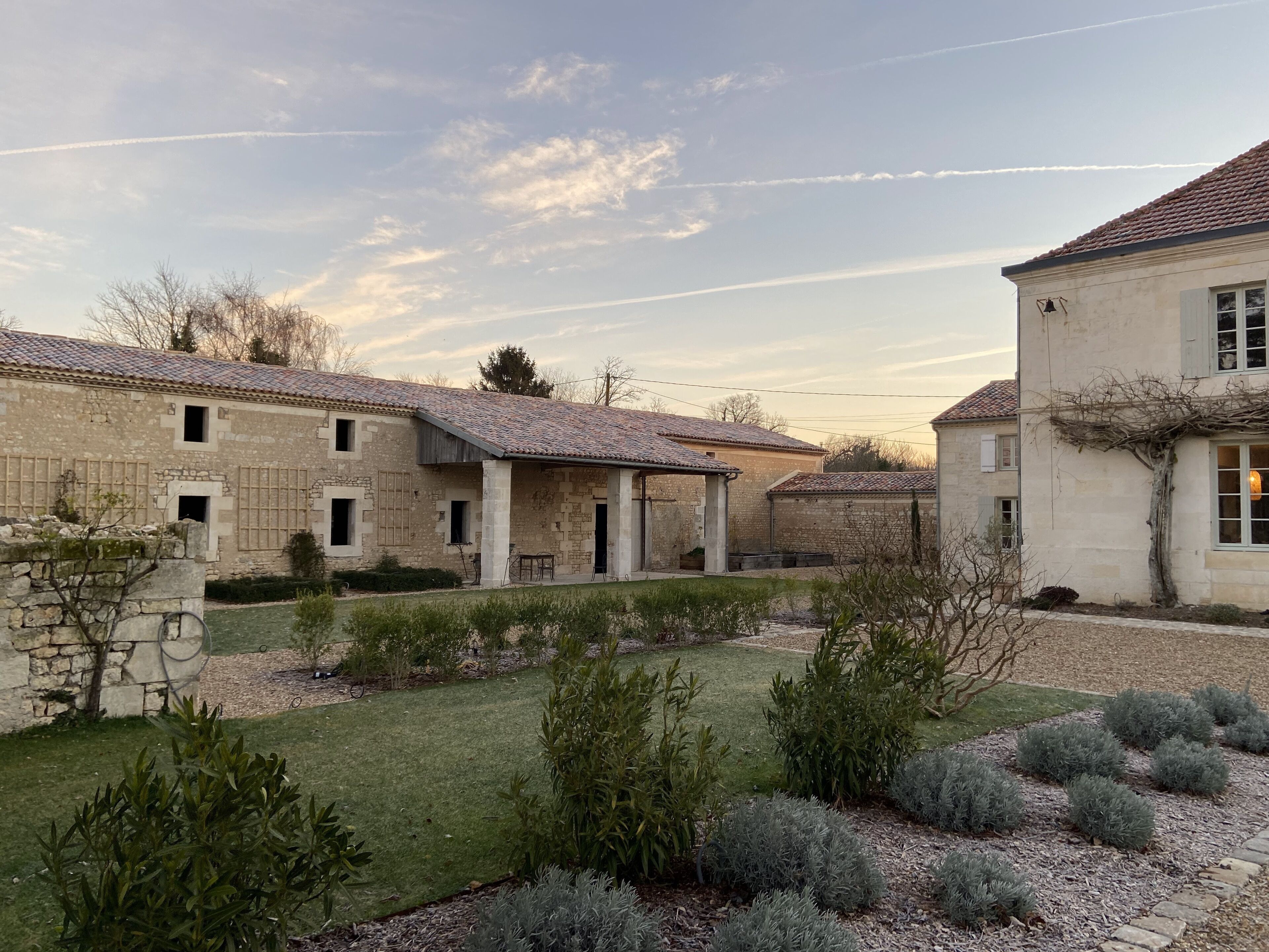 Large charming estate with swimming pool, in the heart of the vineyards, 20 km from the beaches.