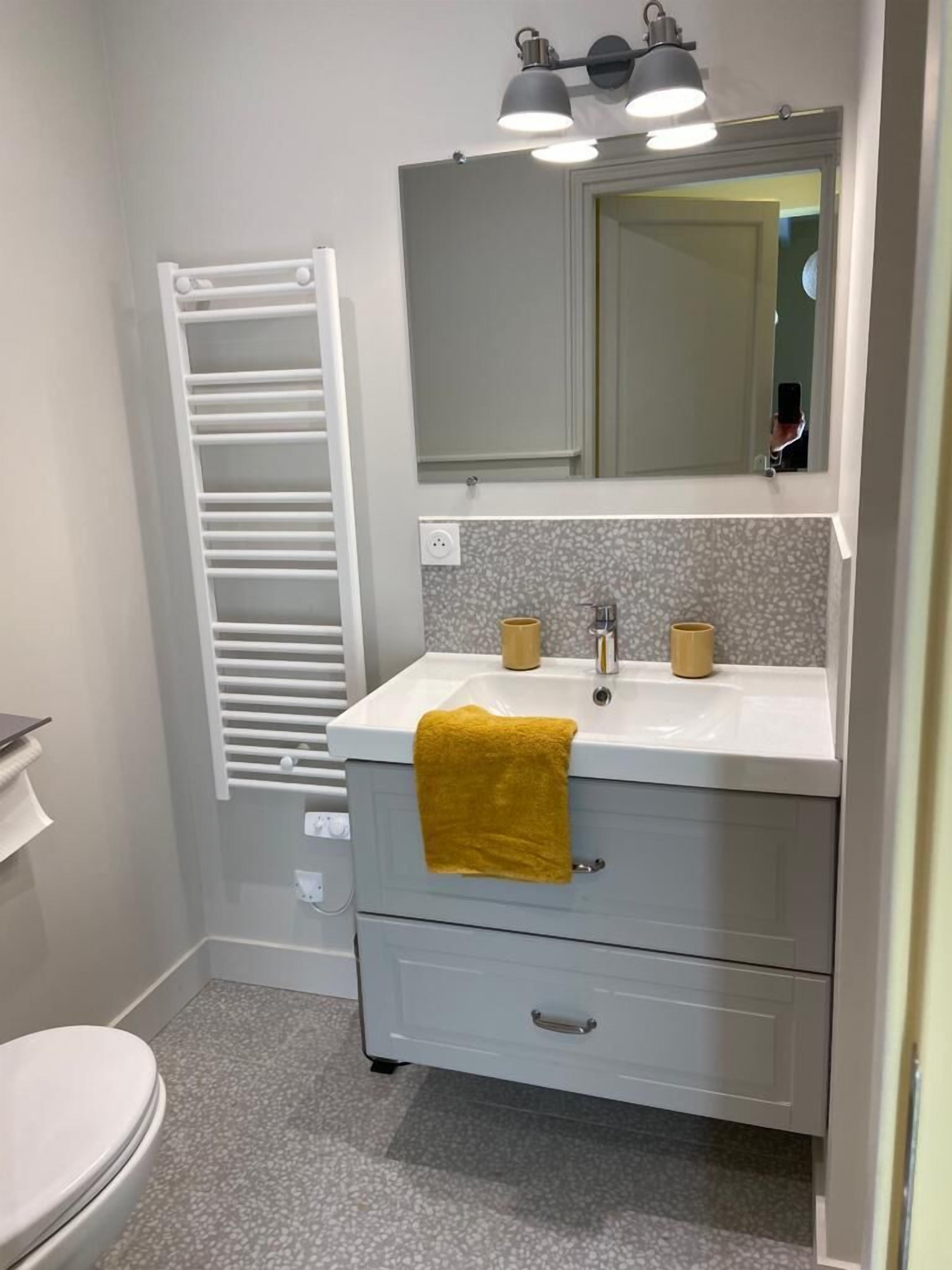 Large charming estate with swimming pool, in the heart of the vineyards, 20 km from the beaches.