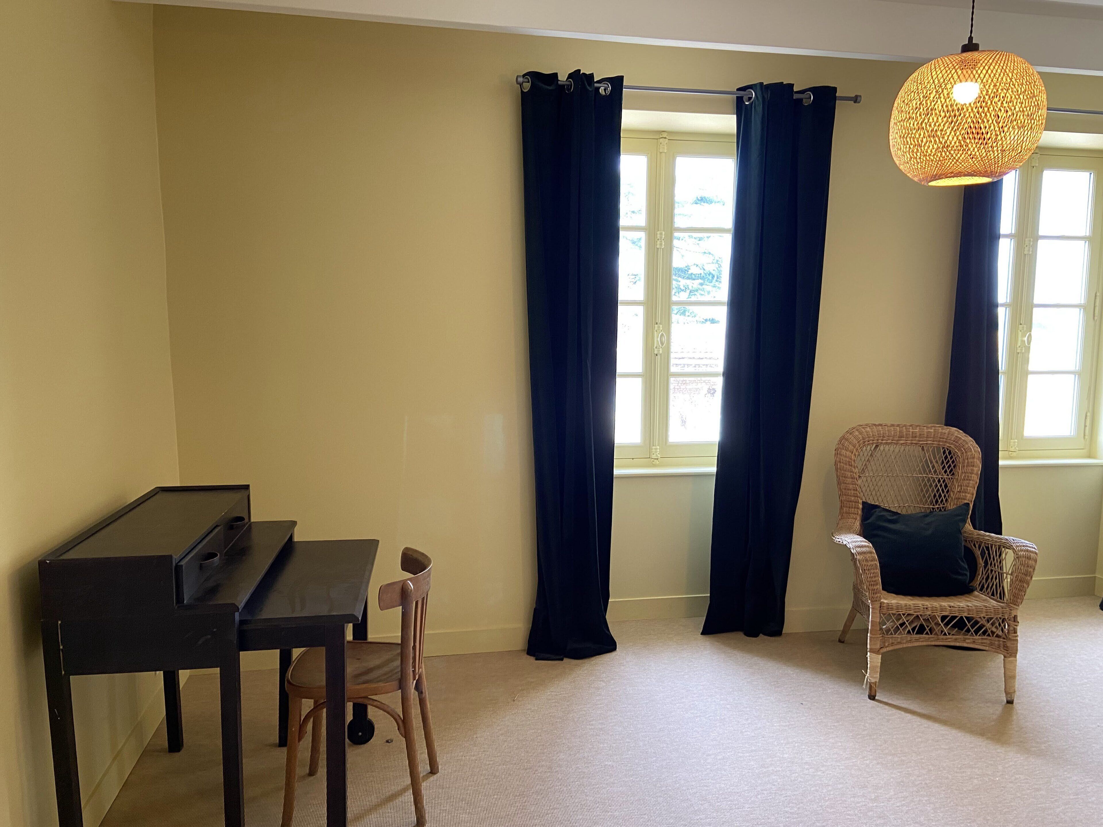 Large charming estate with swimming pool, in the heart of the vineyards, 20 km from the beaches.