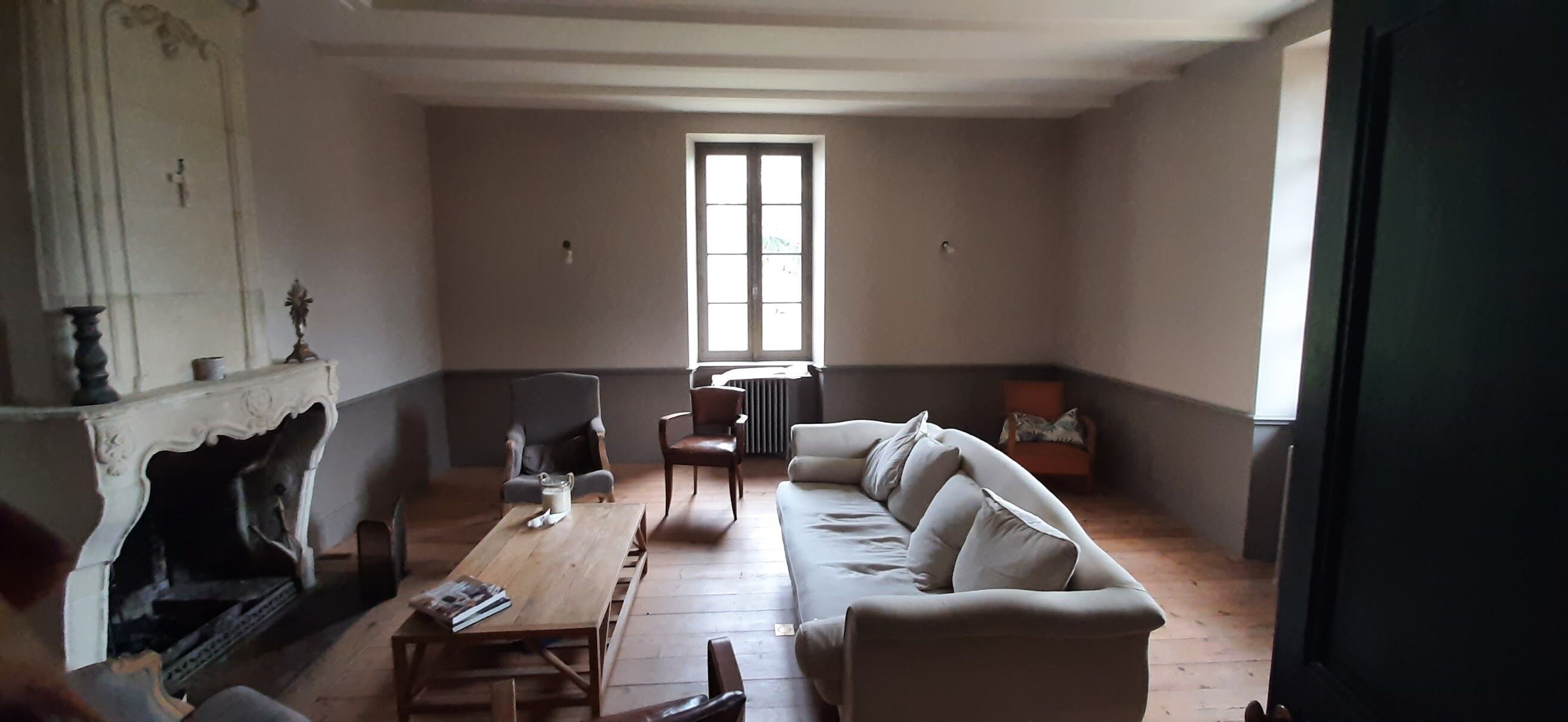 Large charming estate with swimming pool, in the heart of the vineyards, 20 km from the beaches.