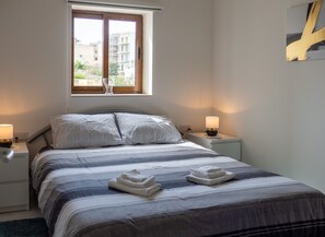2 bedrooms, iron/ironing board, travel cot, free WiFi - Modern central apartment, perfect for holidays in Malta (Saint Julian's)