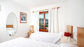 4 bedrooms, iron/ironing board, free WiFi, bed sheets