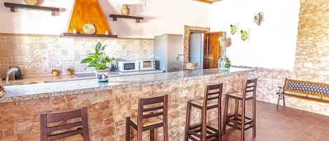 Frigorifero, microonde, forno, piano cottura
